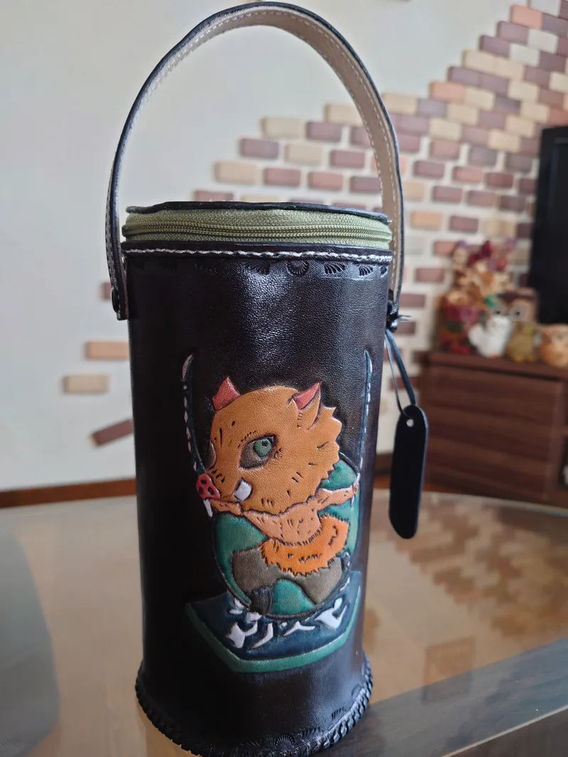 肩から掛けられるレザーのボトルホルダー
