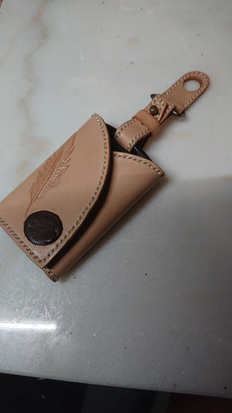 フェザーを刻印したレザーのキーケース