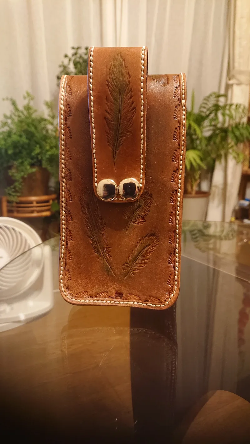 コンチョで留めるレザーのスマホポーチ