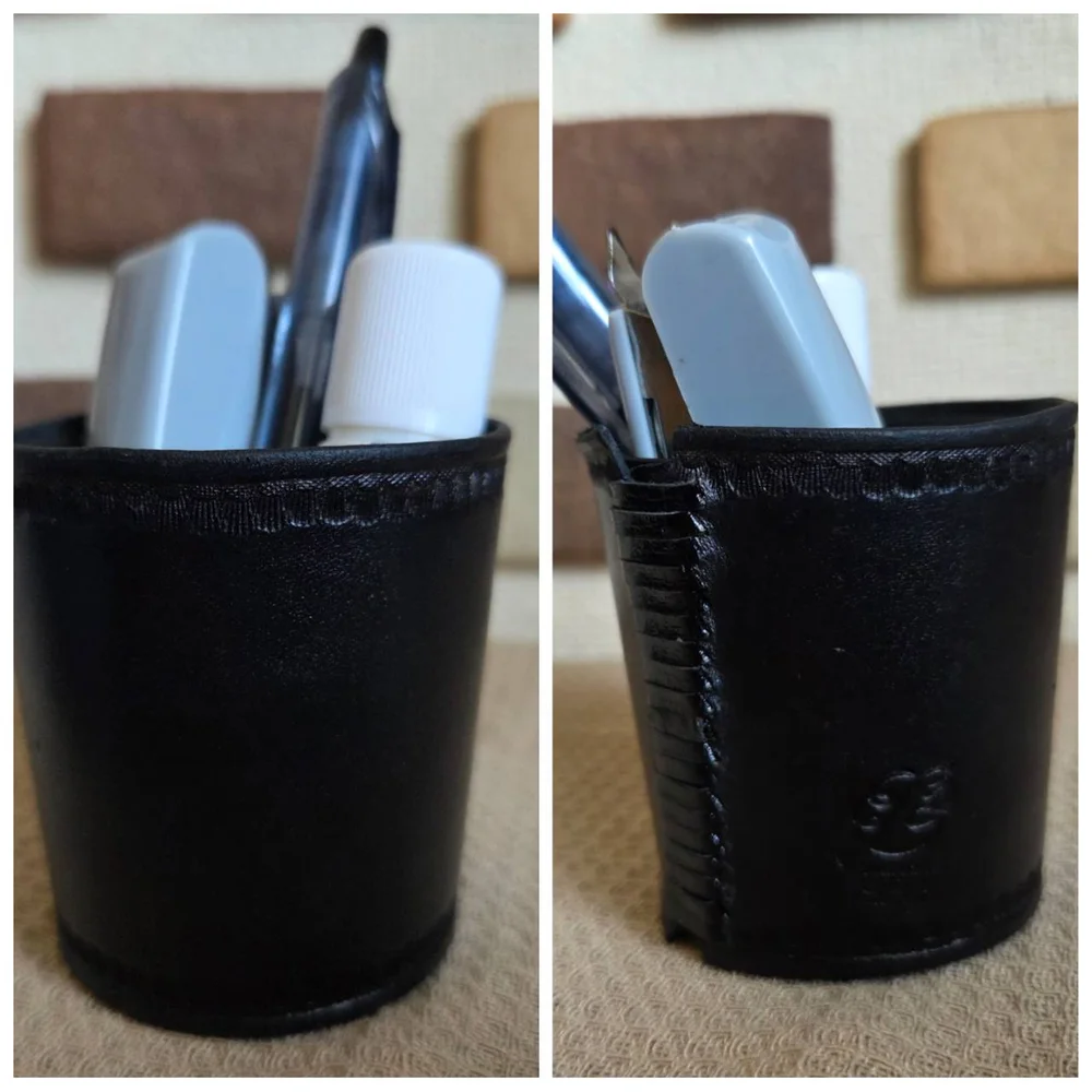 ペンや文具を立てた黒いレザー鉢カバー。裏面はレース編みと刻印入り